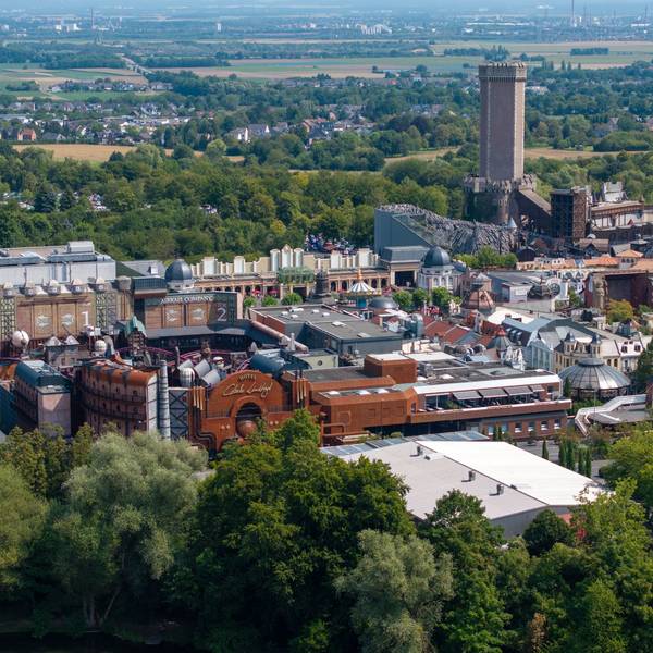 Blick auf das Phantasialand in Brühl im August 2025. Die Frau soll den Freizeitpark am Ausgang Berlin (nahe Mystery Castle) verlassen haben und in den Wald gegangen sein.