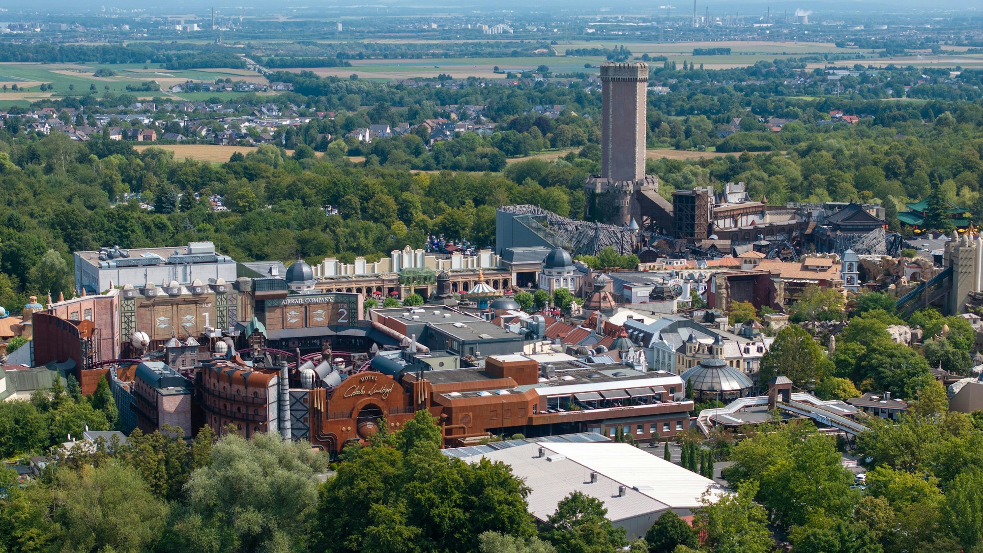 Blick auf das Phantasialand in Brühl im August 2025. Die Frau soll den Freizeitpark am Ausgang Berlin (nahe Mystery Castle) verlassen haben und in den Wald gegangen sein.
