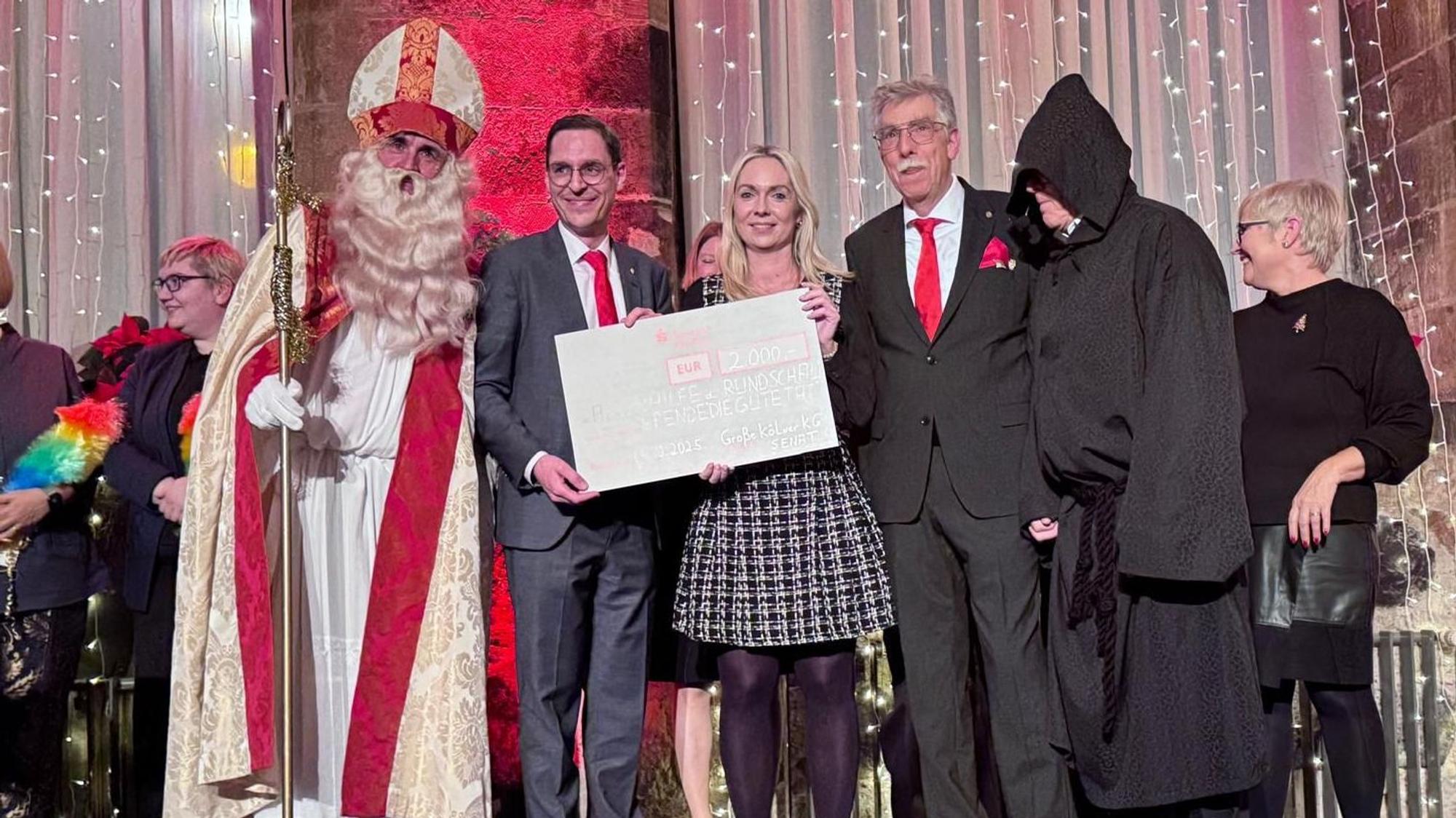 Der Senat der Große Kölner KG überreicht der Altenhilfe einen Scheck über 2000 Euro: Nikolaus Andreas Jurek, Senatsschatzmeister Alexander Kunkel, Altenhilfe-Vorsitzende Julia Heinen, Senatspräsident Helmut Bargon und Knecht Ruprecht Ulli Sandtner.