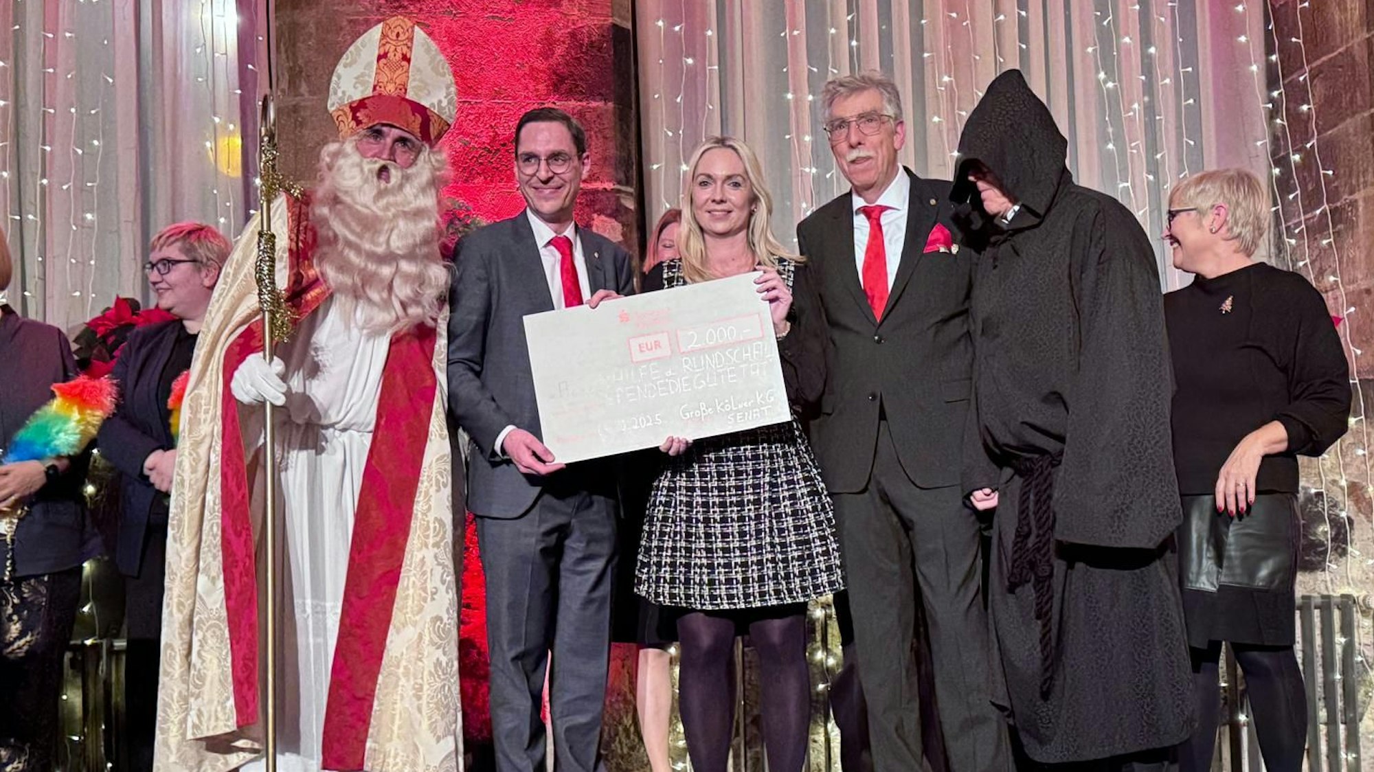 Der Senat der Große Kölner KG überreicht der Altenhilfe einen Scheck über 2000 Euro: Nikolaus Andreas Jurek, Senatsschatzmeister Alexander Kunkel, Altenhilfe-Vorsitzende Julia Heinen, Senatspräsident Helmut Bargon und Knecht Ruprecht Ulli Sandtner.