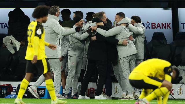 Für Kasper Hjulmand (schwarze Kleidung) und die Leverkusener Bank gab es in dieser Saison schon einige Male Grund zum Jubeln - zuletzt im Pokal bei Borussia Dortmund.