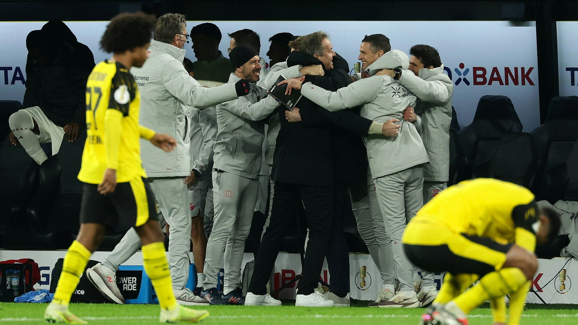 Für Kasper Hjulmand (schwarze Kleidung) und die Leverkusener Bank gab es in dieser Saison schon einige Male Grund zum Jubeln - zuletzt im Pokal bei Borussia Dortmund.