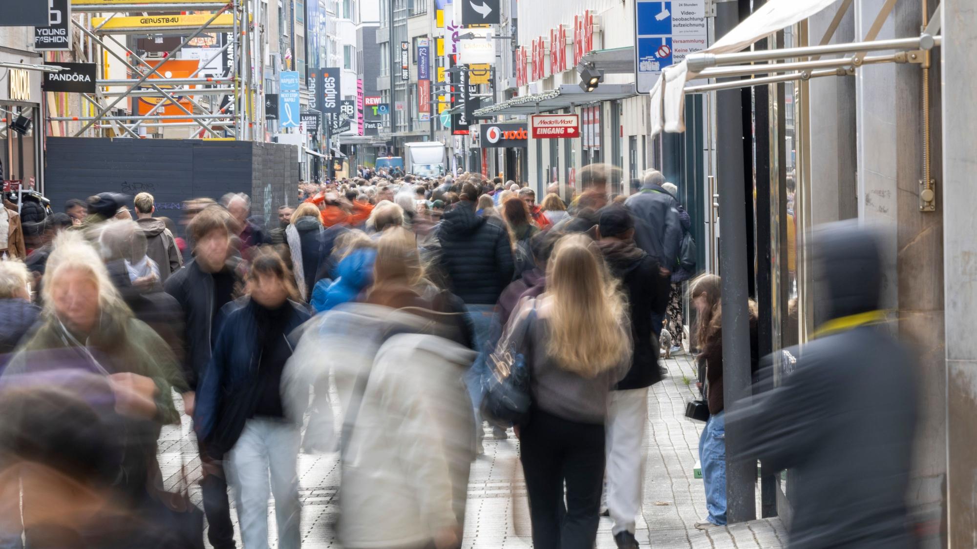 Köln: Passanten sind in der Fußgängerzone Hohe Straße unterwegs (Langzeitbelichtung).