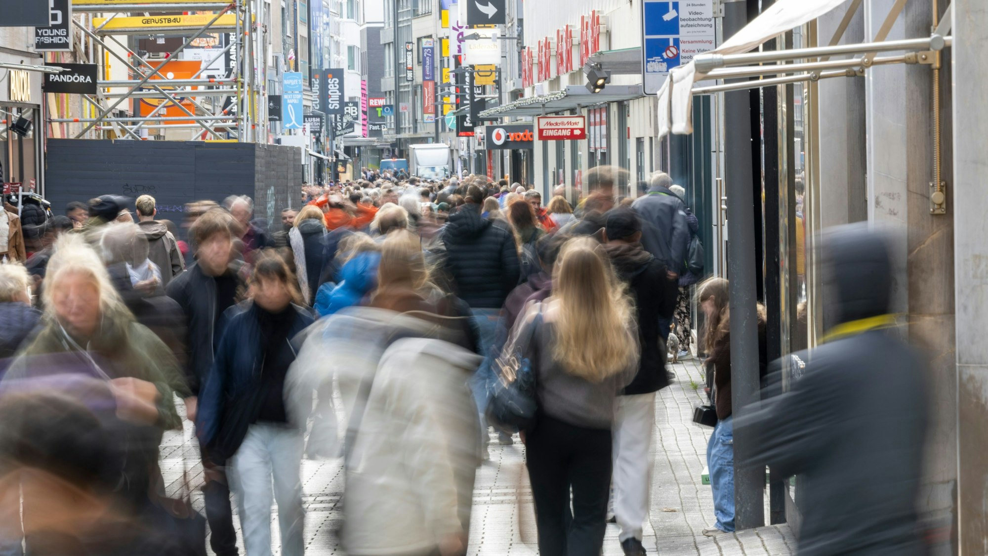 Köln: Passanten sind in der Fußgängerzone Hohe Straße unterwegs (Langzeitbelichtung).