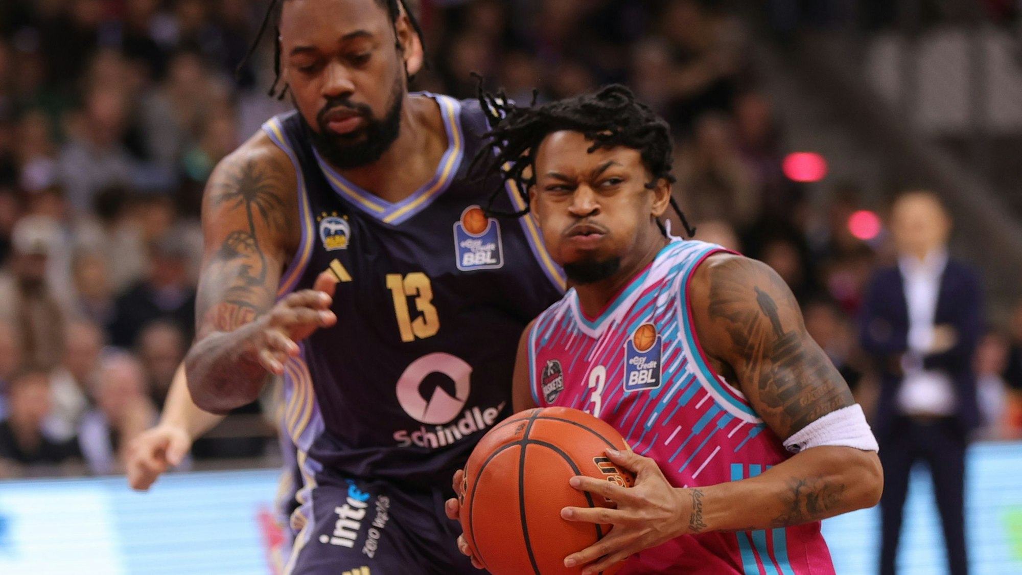 Bonns Aufbauspieler Zach Cooks (rechts) kommt immer besser in Fahrt.