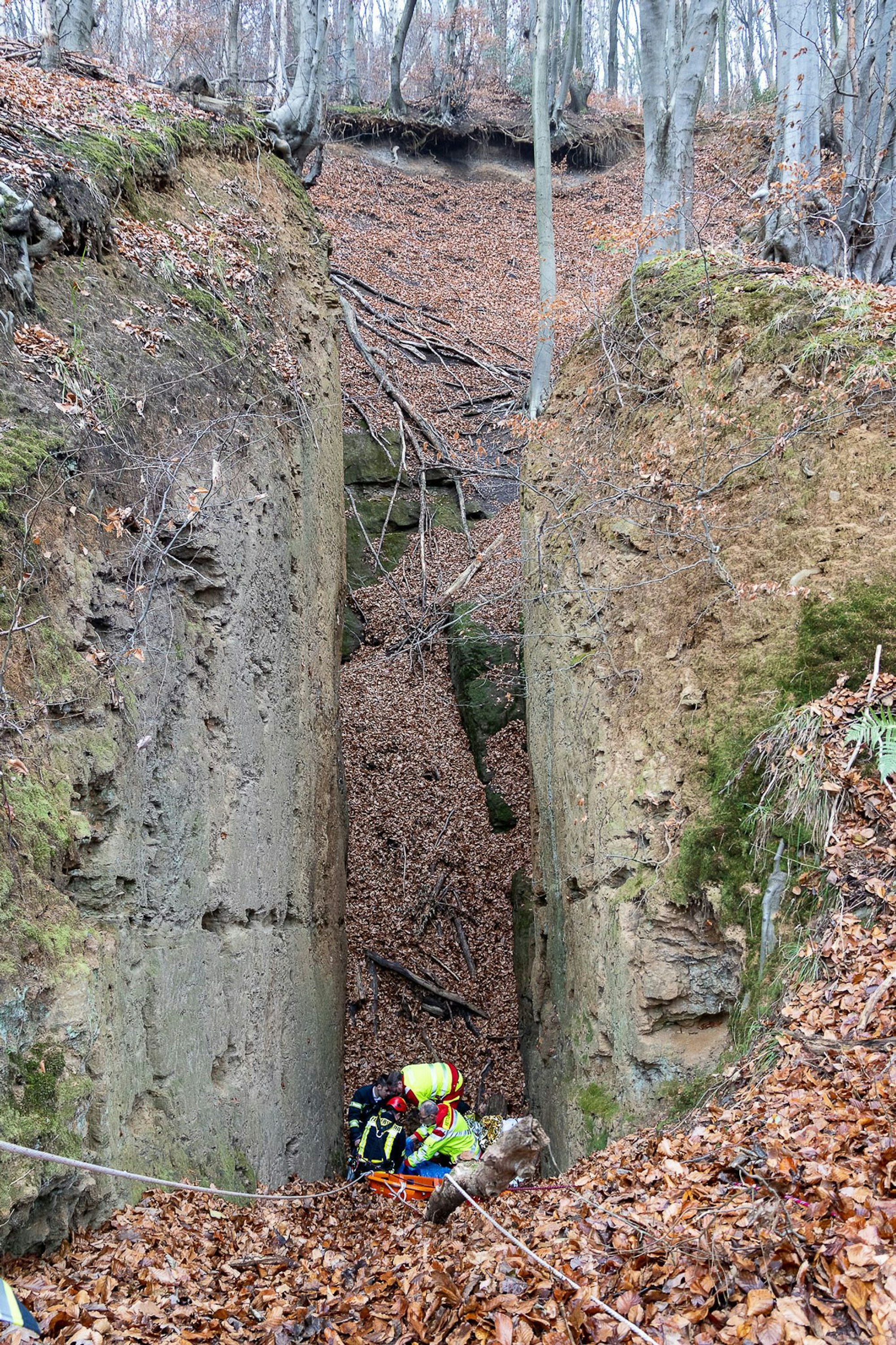 Gesichert an Seilen mussten die Rettungskräfte mehrere Meter in die Tiefe klettern. (Handout)