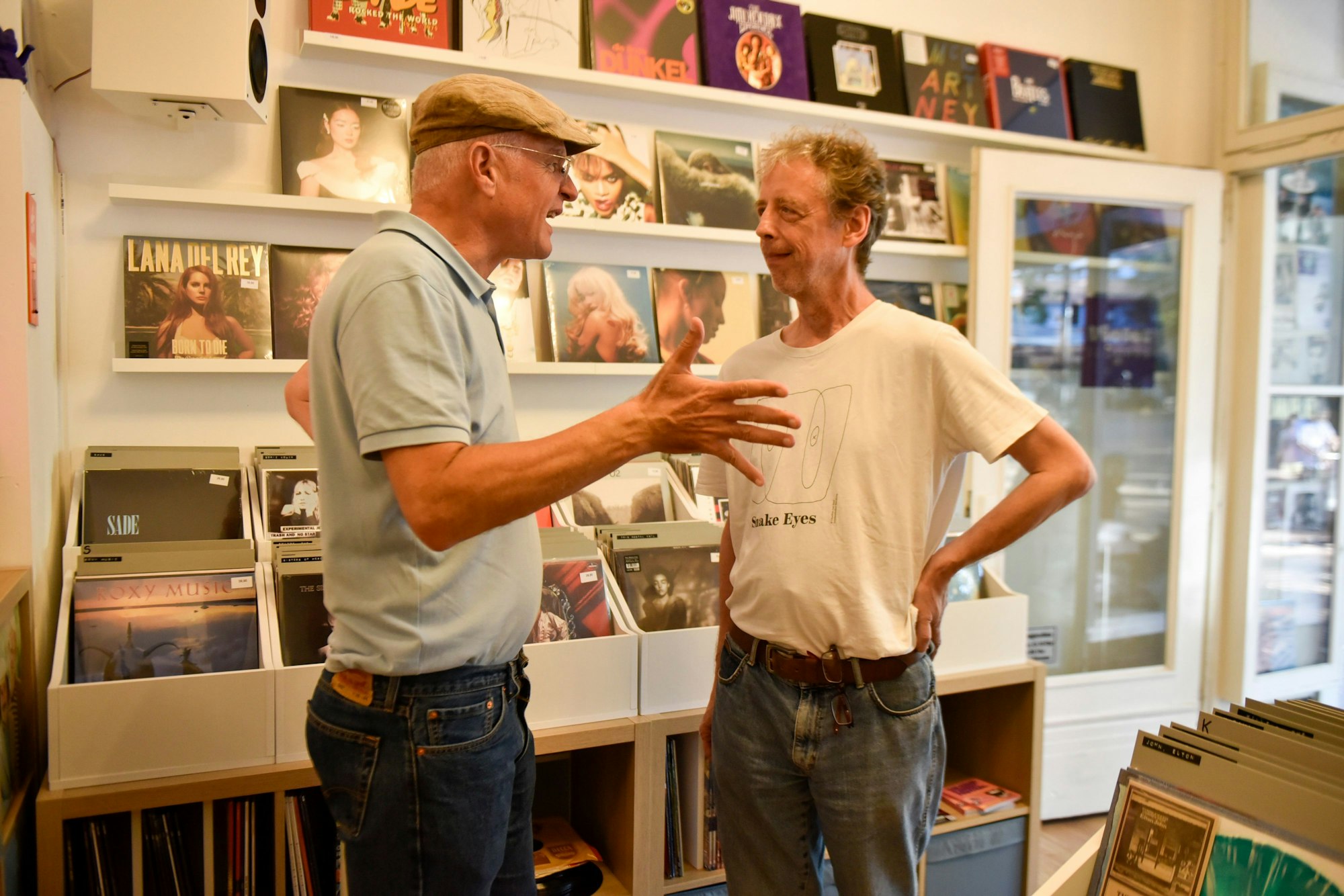 Kunde Bernd Schirmer und Schallplattenverkäufer Julian von Heyl im Gespräch.