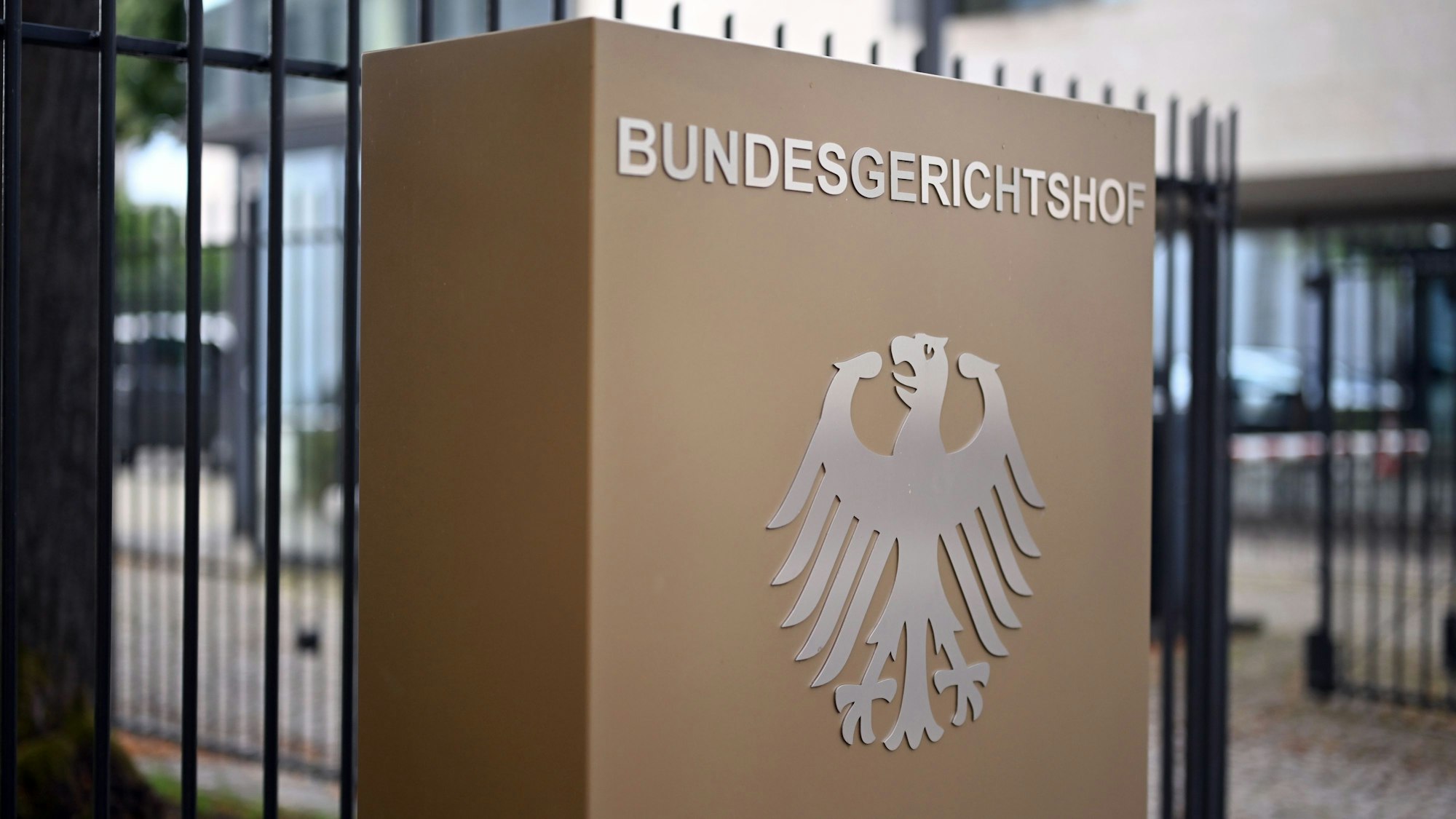 Ein Hinweisschild mit Bundesadler und dem Schriftzug Bundesgerichtshof (BGH), aufgenommen vor dem BGH.