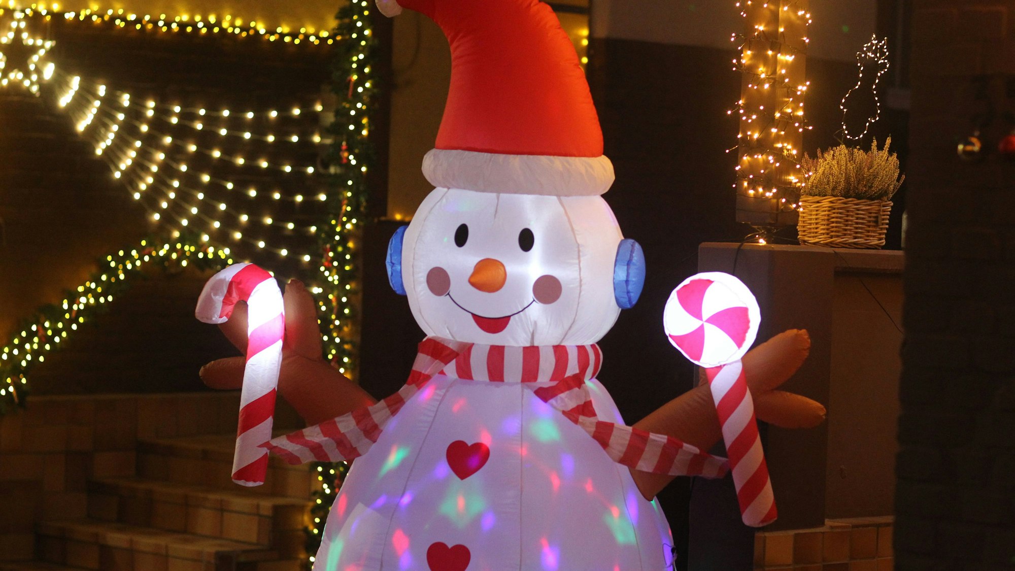 Der aufblasbare Schneemann steht nun vor dem Haus von Patrick Schübl.