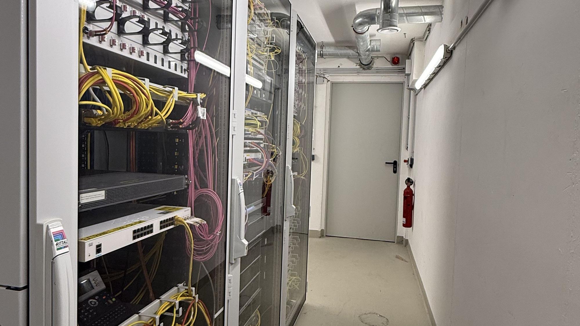 Blick in den Keller des Rathauses von Sankt Augustin. In den Serverschränken ist noch ausreichend Platz fürs Large-Language-Model.