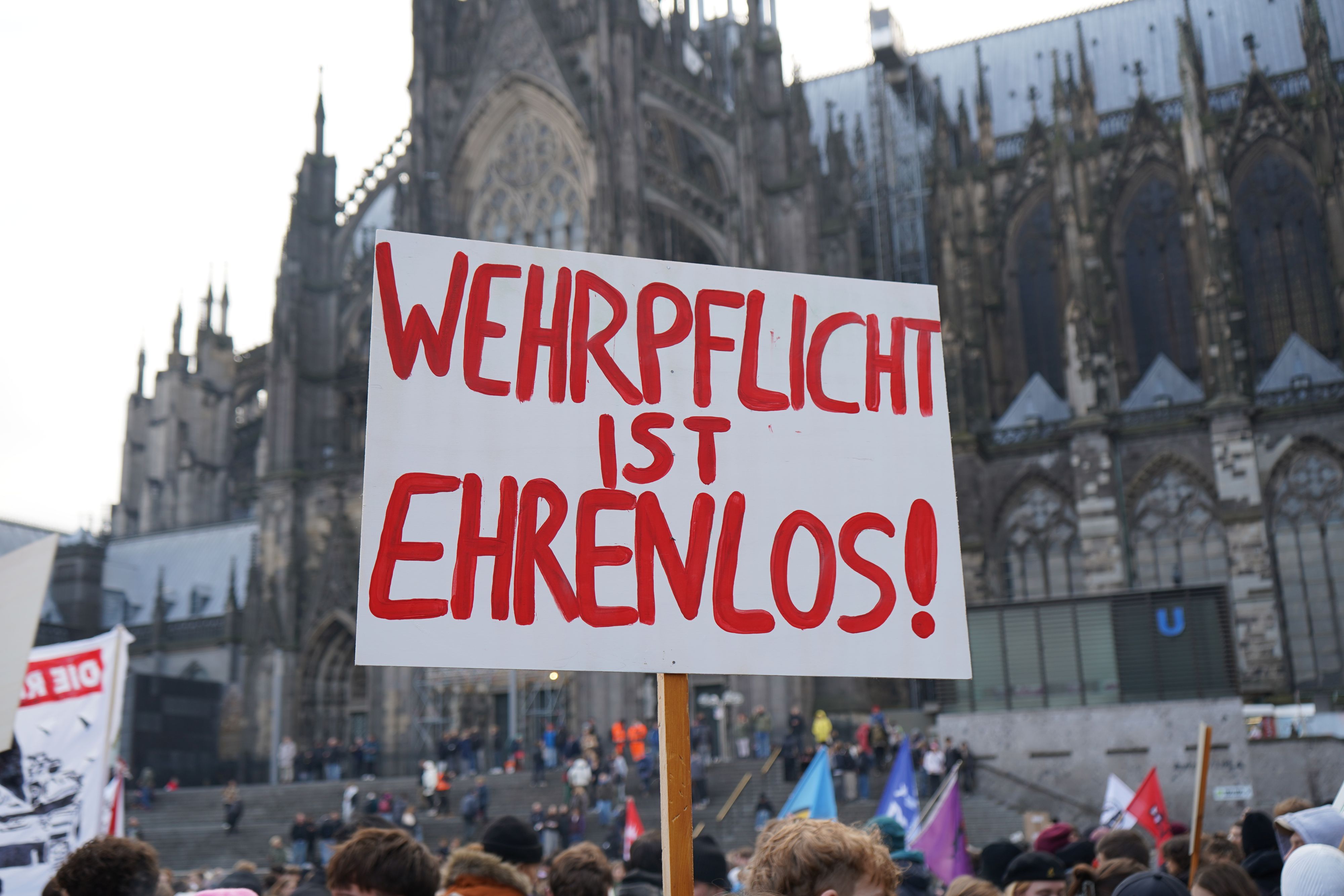 Das Bündnis „Schülerstreik gegen Wehrpflicht“ hatte bereits im Dezember und März in Köln zu Demonstrationen gegen das neue Wehrdienstgesetz aufgerufen. (Archivbild)