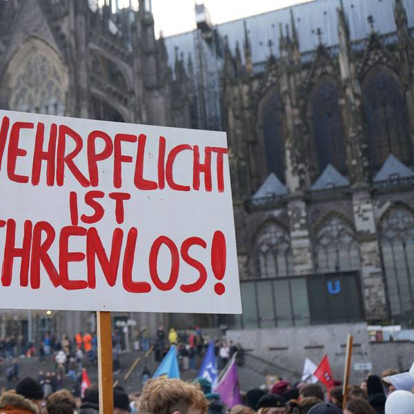 Das Bündnis „Schülerstreik gegen Wehrpflicht“ hatte bereits im Dezember und März in Köln zu Demonstrationen gegen das neue Wehrdienstgesetz aufgerufen. (Archivbild)