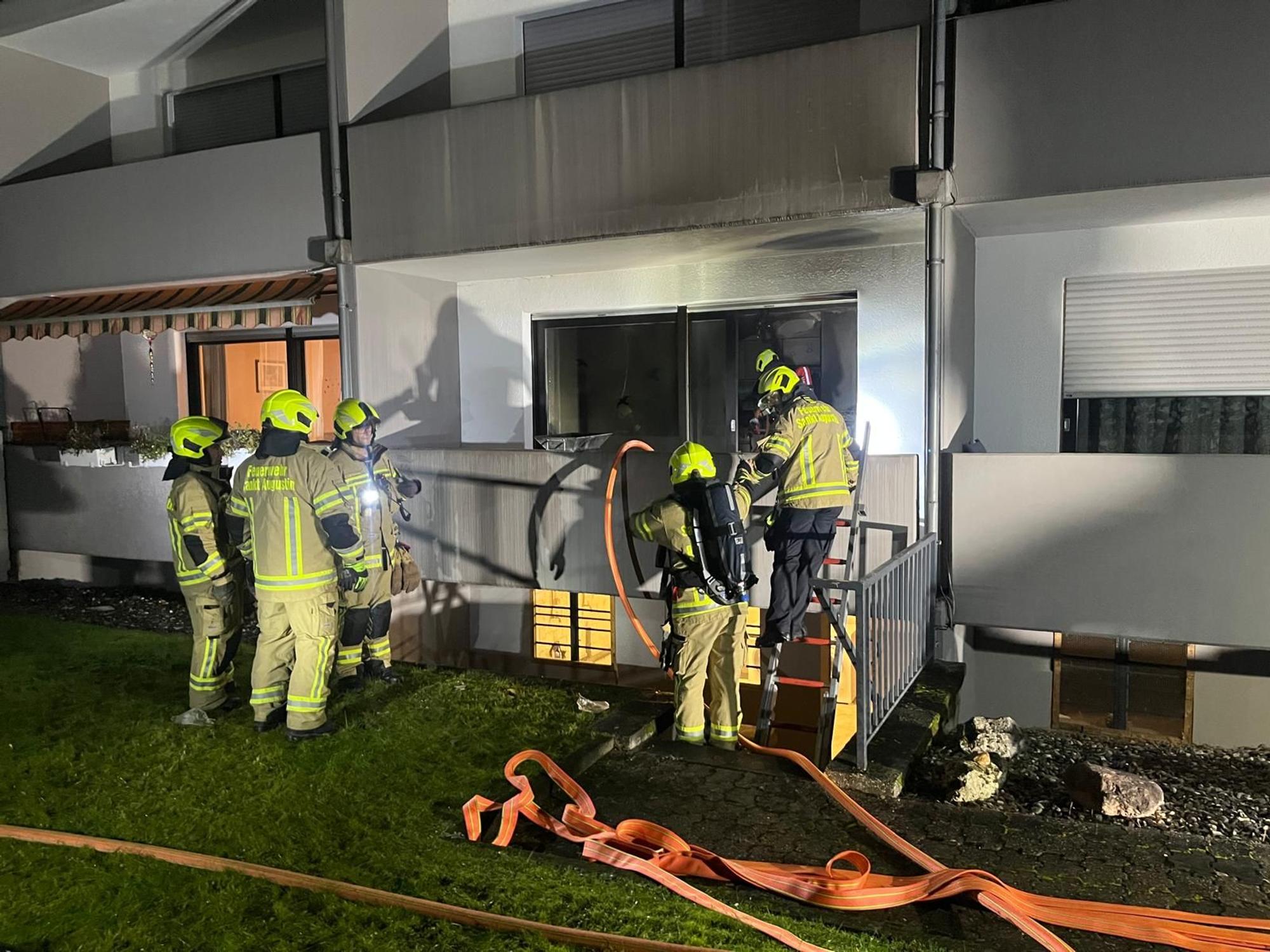 Rund 60 Einsatzkräfte waren beim Brand in Sankt Augustin im Einsatz.