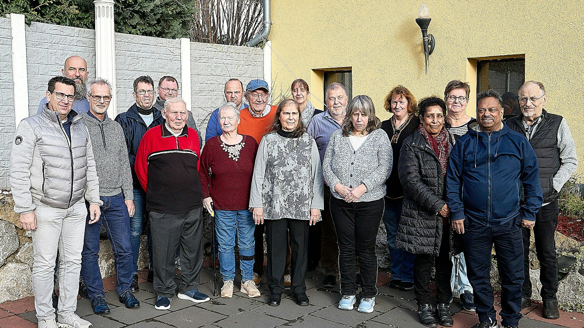 Die Jubilare haben sich in zwei Reihen aufgestellt.