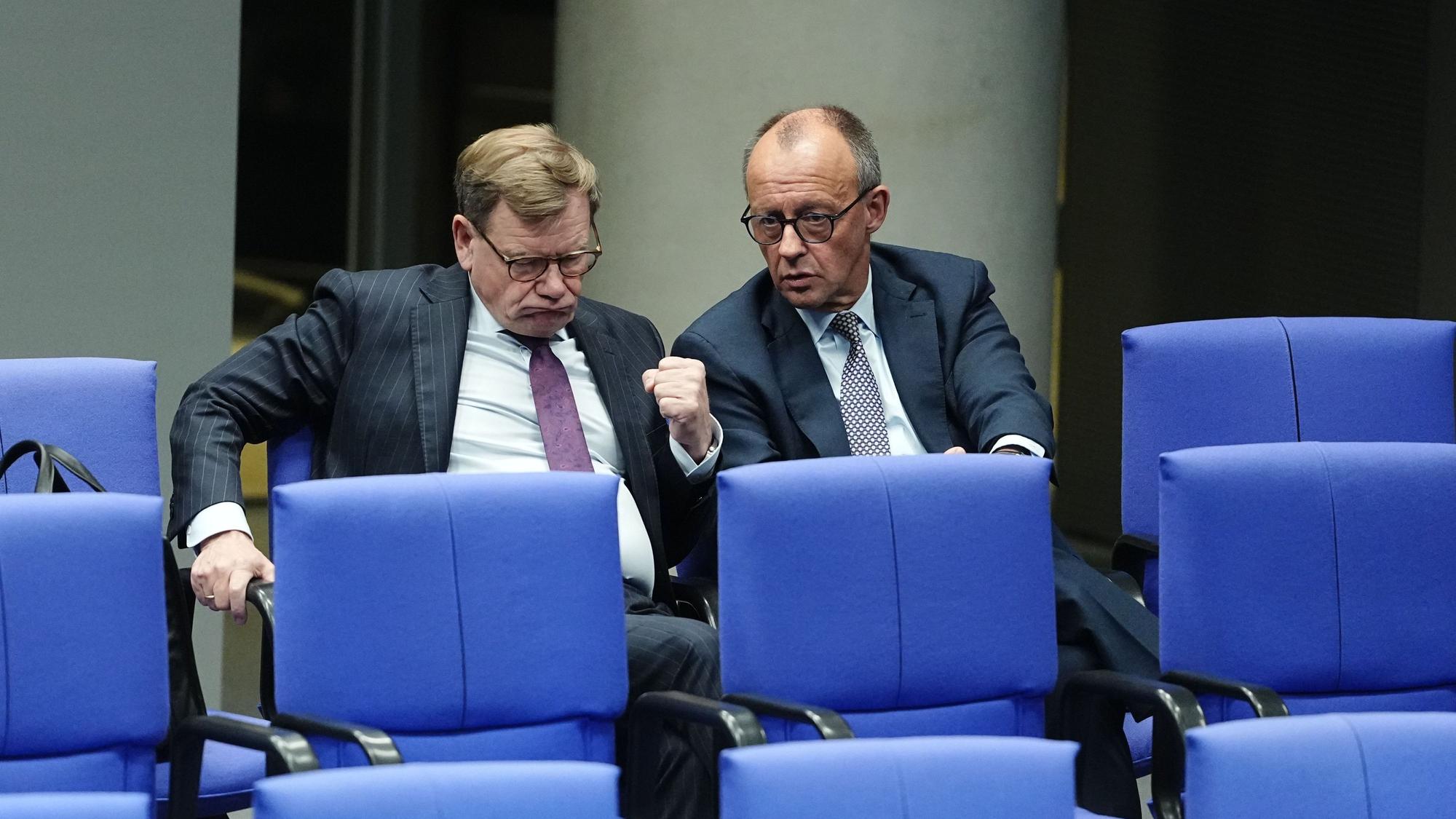 Außenminister Johann Wadephul (CDU, l) und Bundeskanzler Friedrich Merz (CDU) unterhalten im Bundestag. (Archivbild)