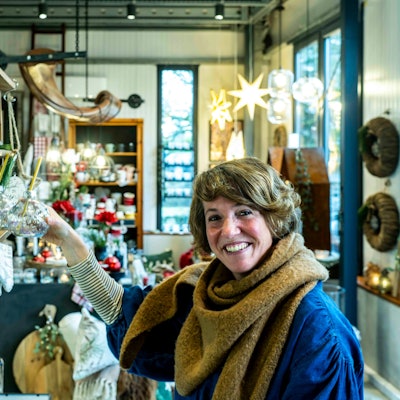Das Bild zeigt Kerstin Wexel in ihrem Laden.