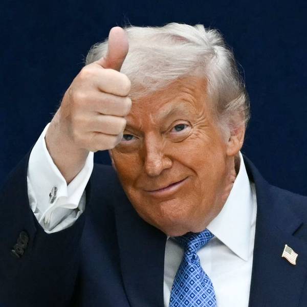 US-Präsident Donald Trump zeigt beim Verlassen einer Bühne den Daumen nach oben. Die neue Sicherheitsstrategie der US-Regierung sorgt unterdessen für Aufregung in Europa.