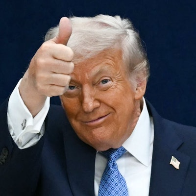 US-Präsident Donald Trump zeigt beim Verlassen einer Bühne den Daumen nach oben. Die neue Sicherheitsstrategie der US-Regierung sorgt unterdessen für Aufregung in Europa.