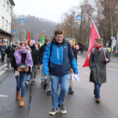 Über die Brückenstraße bewegte sich der Demonstrationszug in das Eitorfer Zentrum.