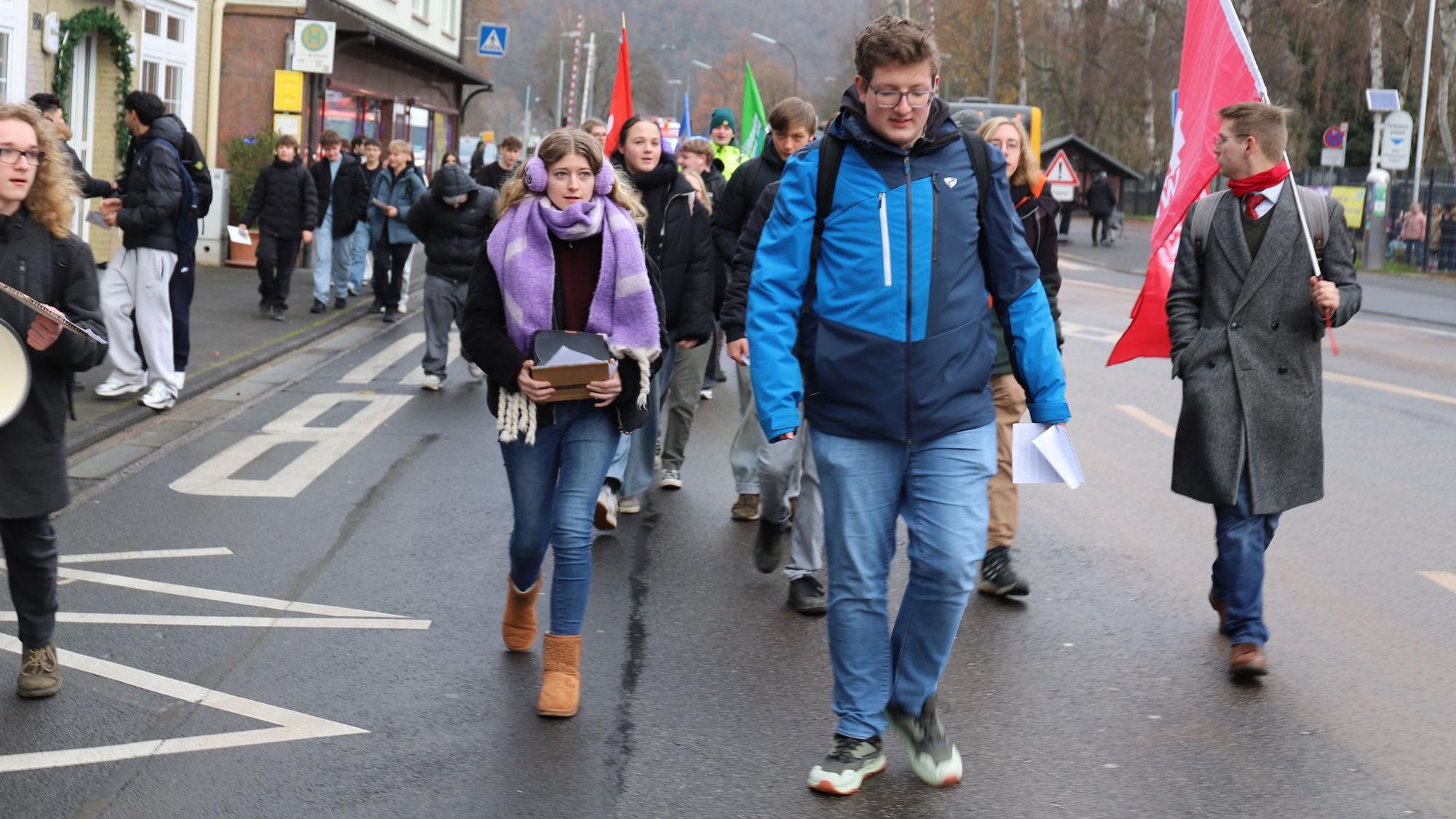 Über die Brückenstraße bewegte sich der Demonstrationszug in das Eitorfer Zentrum.