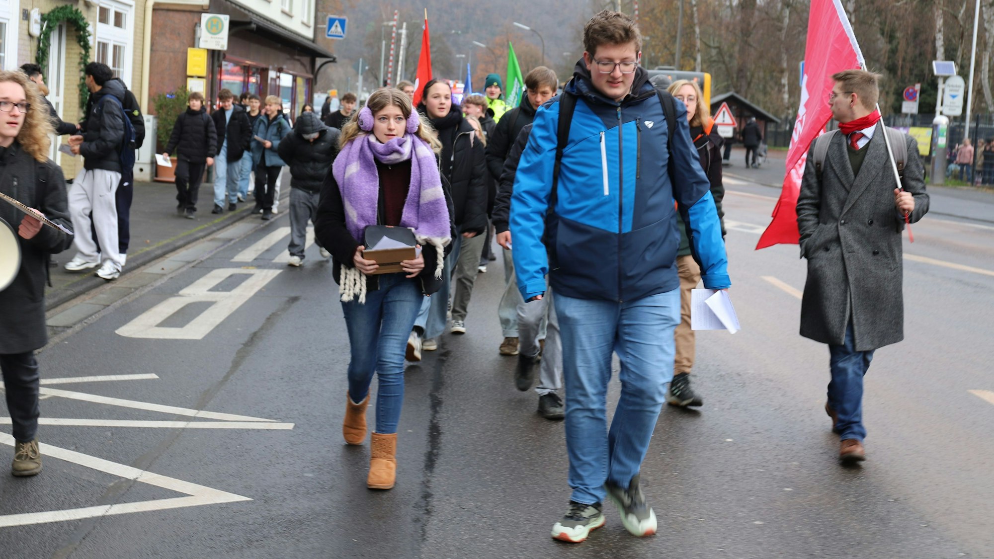 Über die Brückenstraße bewegte sich der Demonstrationszug in das Eitorfer Zentrum.