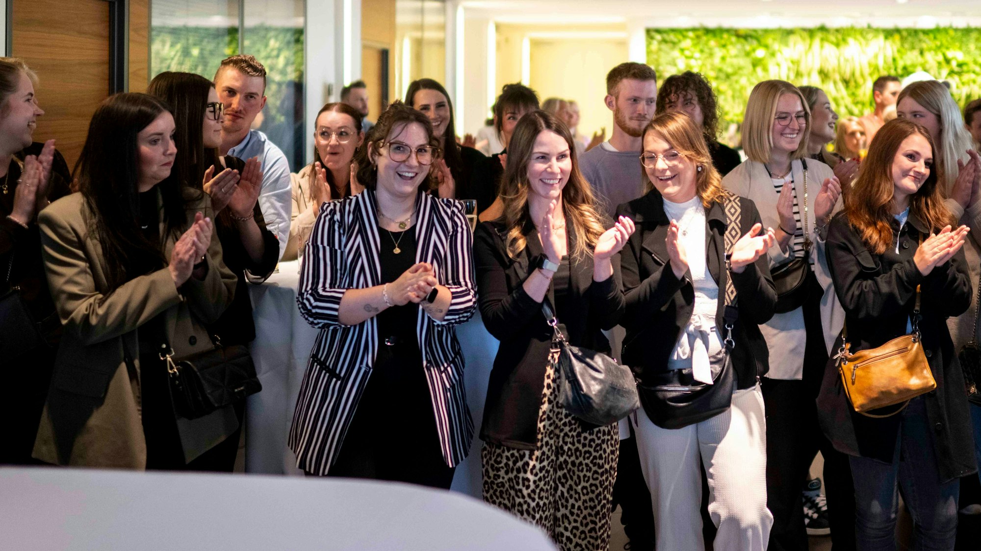 Die Tänzerinnen von High Energy Billig applaudieren.