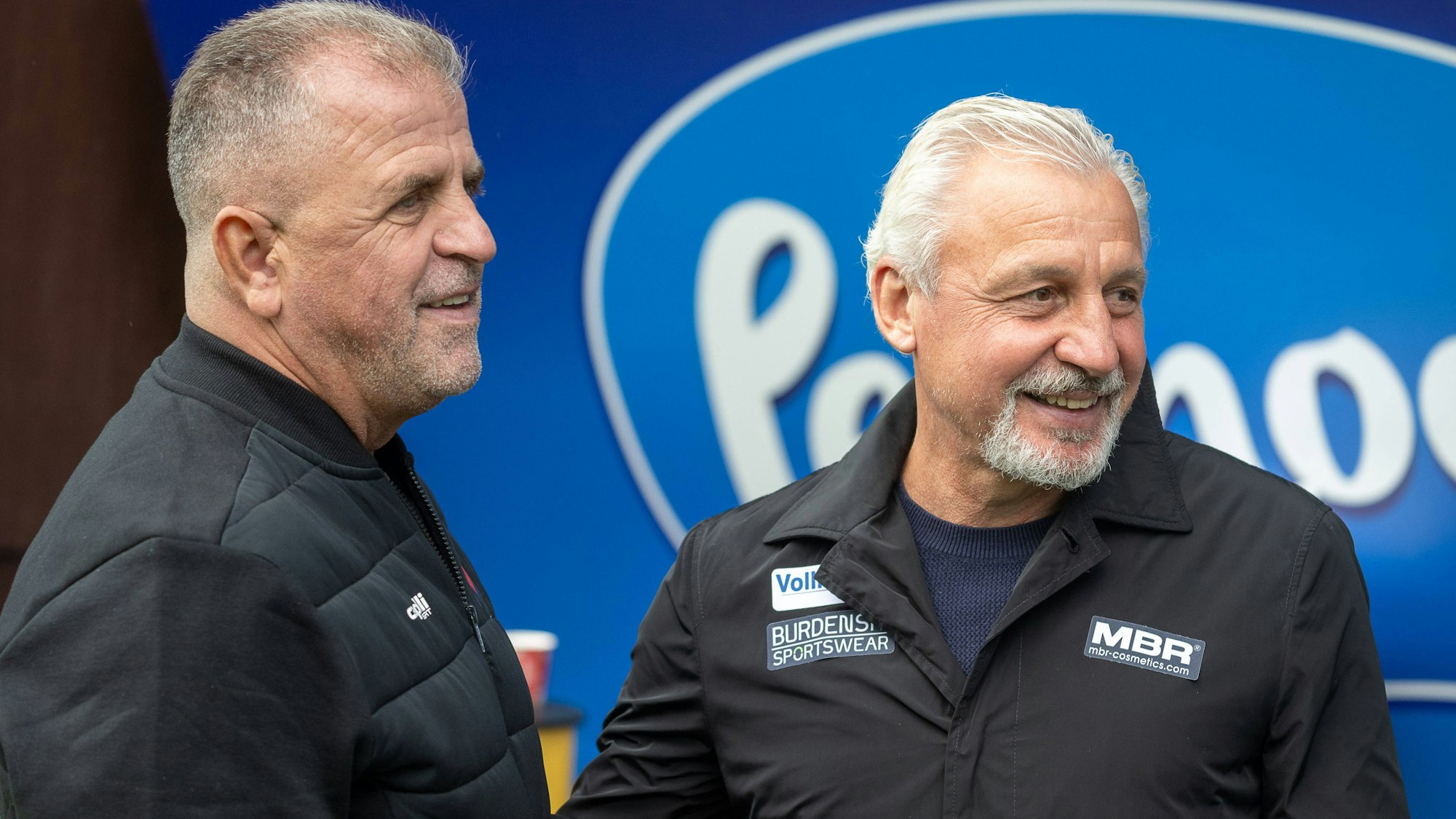 28.09.24, Fussball: 3. Liga, Saison 2024/2025, 08. Spieltag, Viktoria Köln 1904 e.V. vs. Erzgebirge Aue im Sportpark Höhenberg in Köln. Pavel Dotchev Erzgebirge Aue, Trainer hat die Glueckwuensche zu seinem Geburtstag von Franz Wunderlich Viktoria Koeln, Sportvorstand entgegen genommen. Wichtiger Hinweis: Gemaess den Vorgaben der DFL Deutsche Fussball Liga bzw. des DFB Deutscher Fussball-Bund ist es untersagt, in dem Stadion und/oder vom Spiel angefertigte Fotoaufnahmen in Form von Sequenzbildern und/oder videoaehnlichen Fotostrecken zu verwerten bzw. verwerten zu lassen. Foto: Kirchner-Media/TH *** 28 09 24, Soccer 3 Liga, Season 2024 2025, 08 Matchday, Viktoria Köln 1904 e V vs Erzgebirge Aue at Sportpark Höhenberg in Cologne Pavel Dotchev Erzgebirge Aue, Coach has accepted the congratulations on his birthday from Franz Wunderlich Viktoria Koeln, Important note According to the regulations of the DFL German Football League and the DFB German Football Association, it is prohibited to use or have used photographs taken in the stadium or of the match in the form of sequential images or video-like photo series Foto Kirchner Media TH Copyright: xKirchner-Media/THx