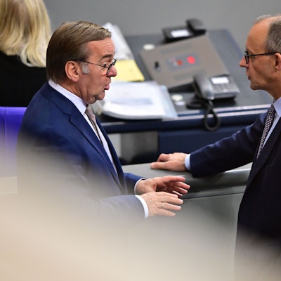 Boris Pistorius (SPD, l), Verteidigungsminister, und Bundeskanzler Friedrich Merz (CDU) sprechen am Rande der Sitzung des Bundestags. Thema ist die Rentenreform.