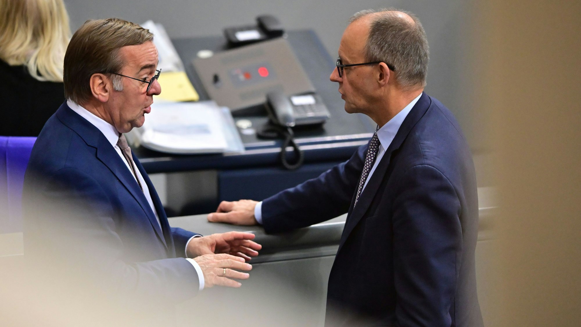 Boris Pistorius (SPD, l), Verteidigungsminister, und Bundeskanzler Friedrich Merz (CDU) sprechen am Rande der Sitzung des Bundestags. Thema ist die Rentenreform.