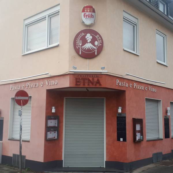 Das Ecklokal Etna hat alle Jalousien heruntergelassen.
