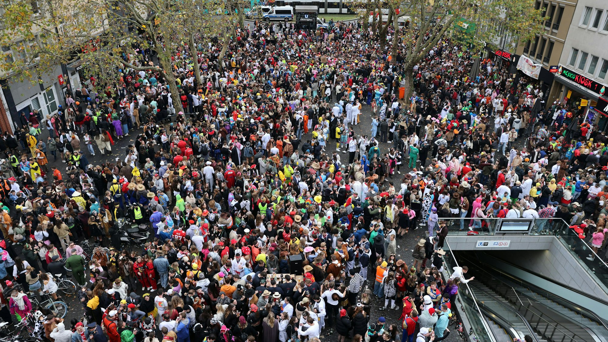 Zu sehen sind viele kostümierte Jecken auf dem Chlodwigplatz.