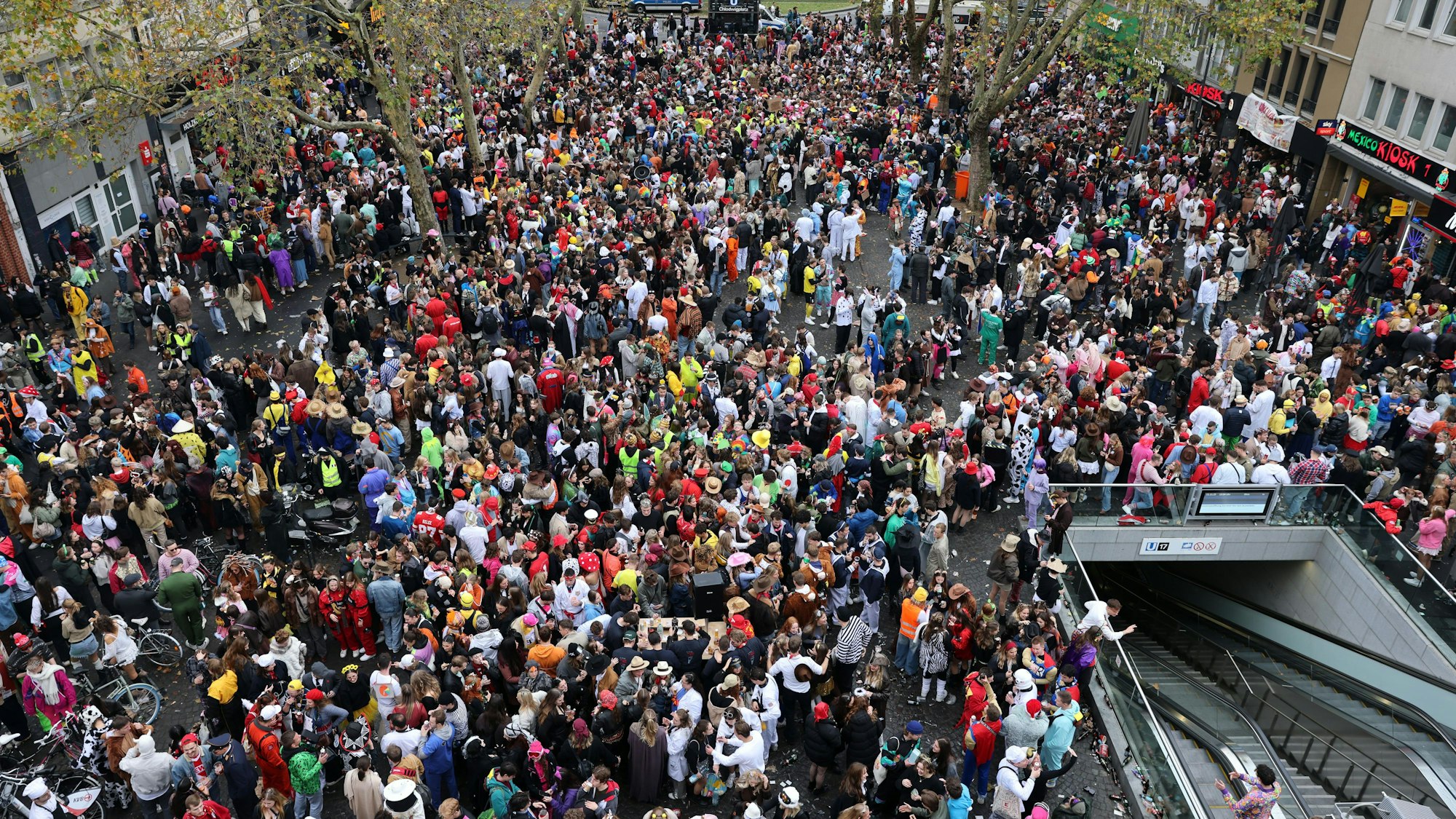 Der Chlodwigplatz zog am 11.11.2025 viele Feiernde an — dieses Mal will die Stadt besser auf den Ansturm vorbereitet sein.