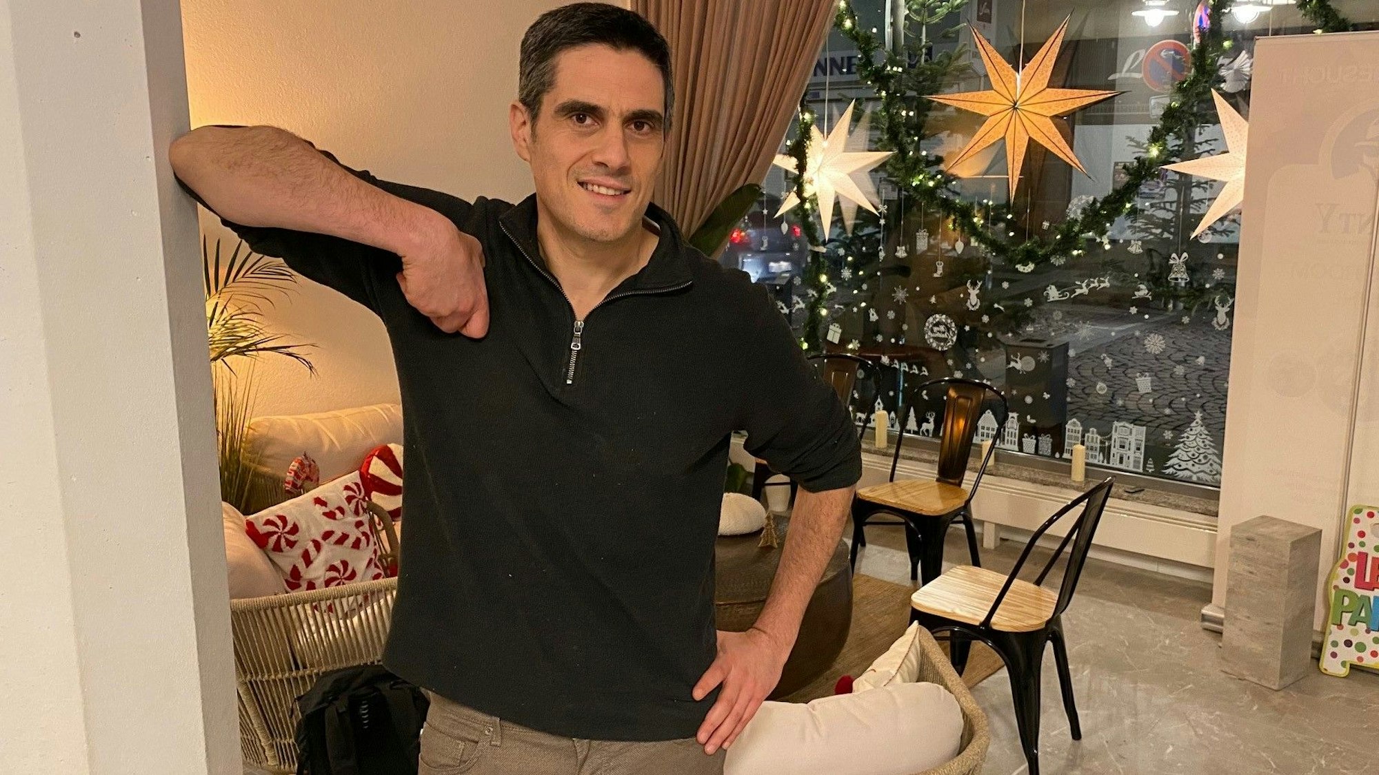 Zu sehen ist Alain Hermann vor weihnachtlicher Kulisse.