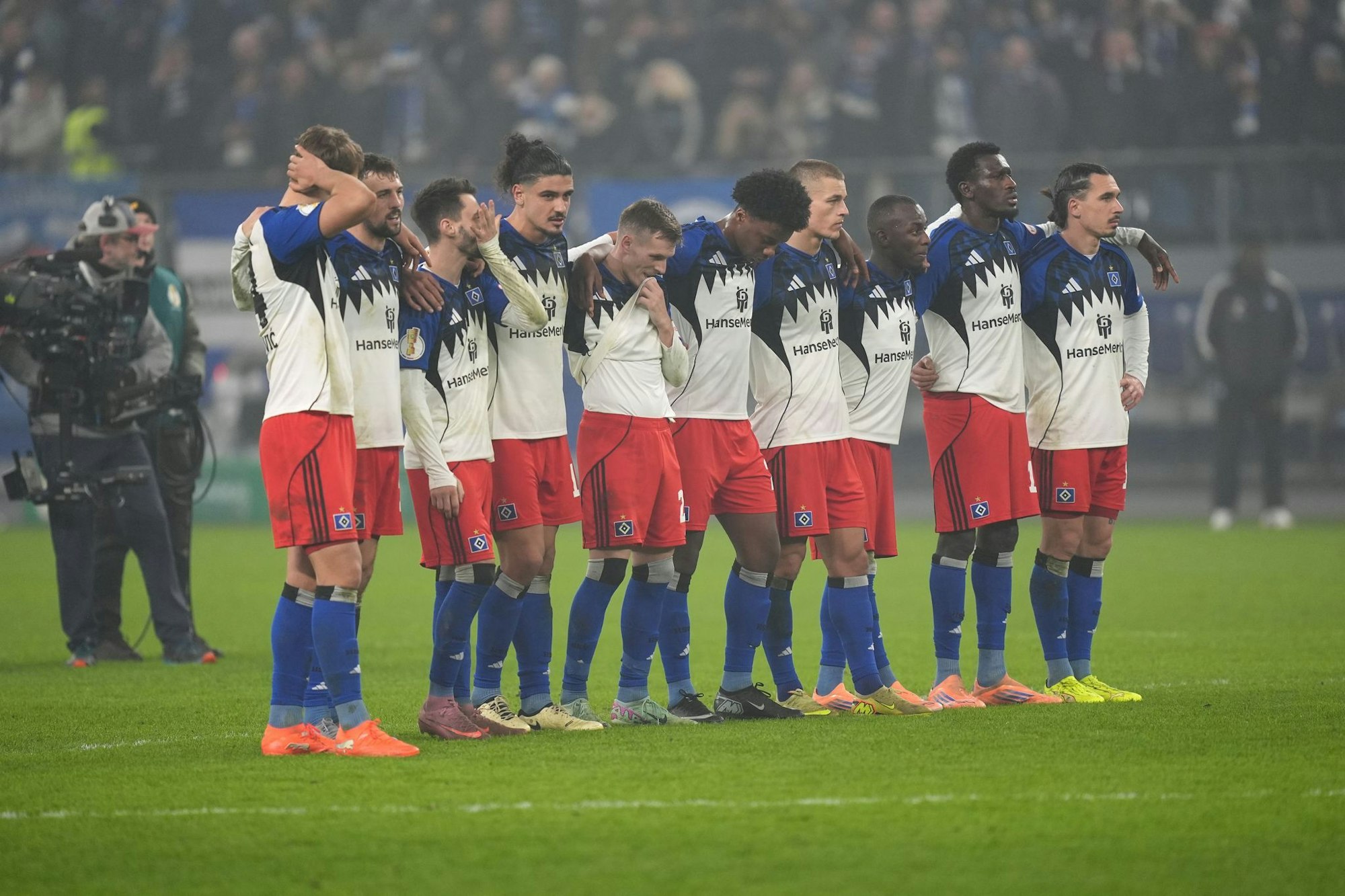 Die HSV-Profis beim Elfmeterschießen im DFB-Pokal gegen Kiel.