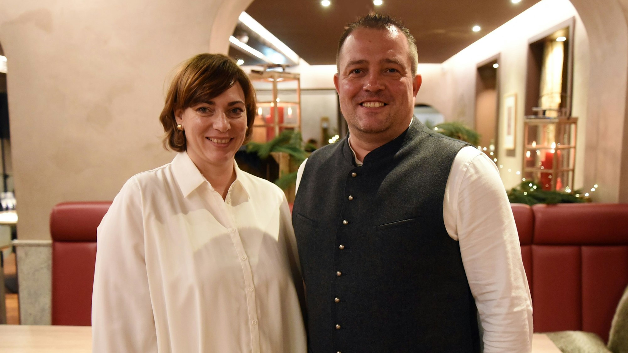 Das Foto zeigt die Eheleute Sandra und Marcel Vlach aus Kürten, sie sind die neuen Pächter des Restaurants Hotel zur Post in Wiehl.