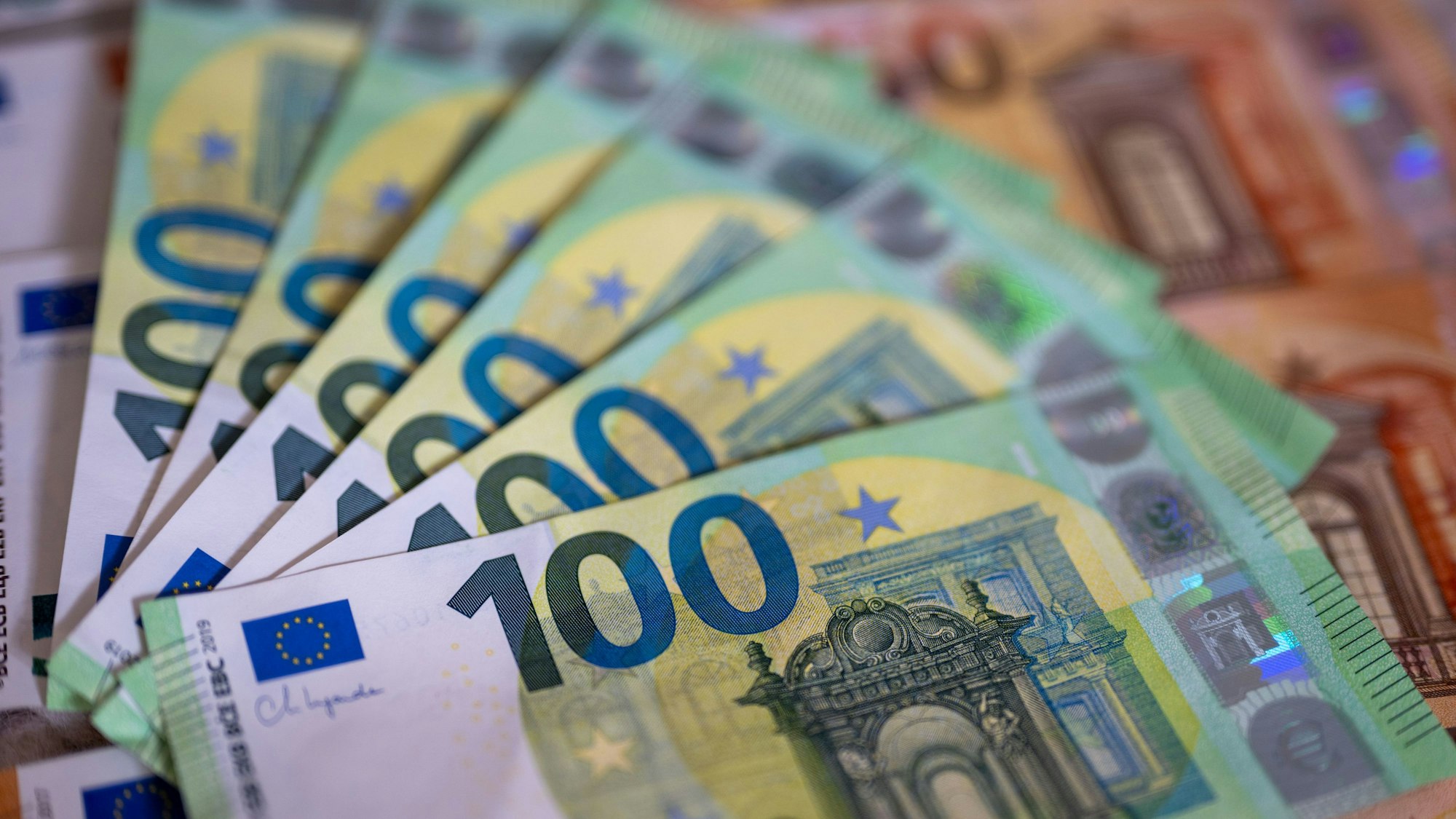 Geldscheine liegen auf einem Tisch.