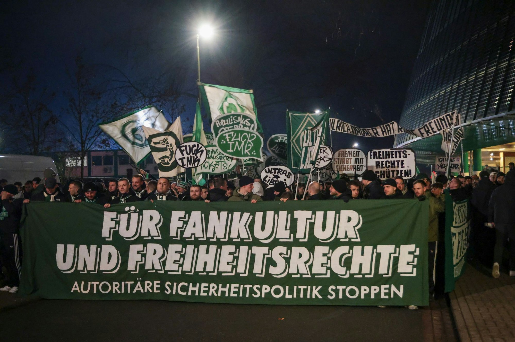 Zum Start der Innenministerkonferenz protestierten Fußballfans gegen die Verschärfung von Sicherheitsmaßnahmen in Fußballstadien.
