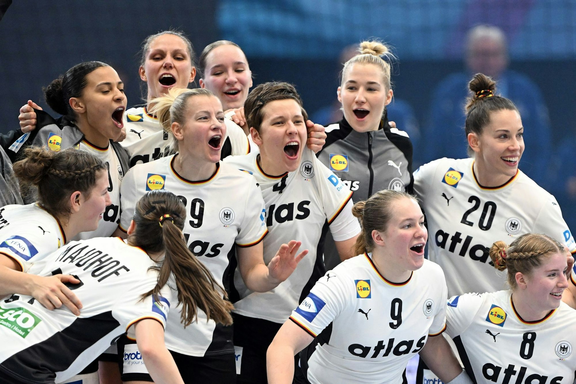 Der Medaillen-Traum lebt: Das DHB-Team steht im Viertelfinale.