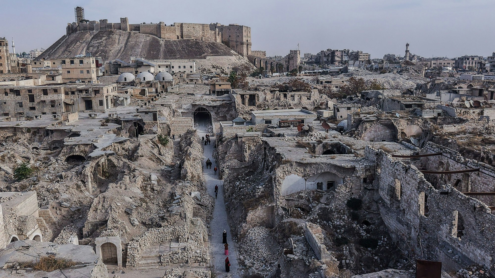 Syrien, Aleppo: Ein Luftbild zeigt die Zerstörung in der Stadt Aleppo vor dem ersten Jahrestag der Befreiung der Stadt Aleppo.