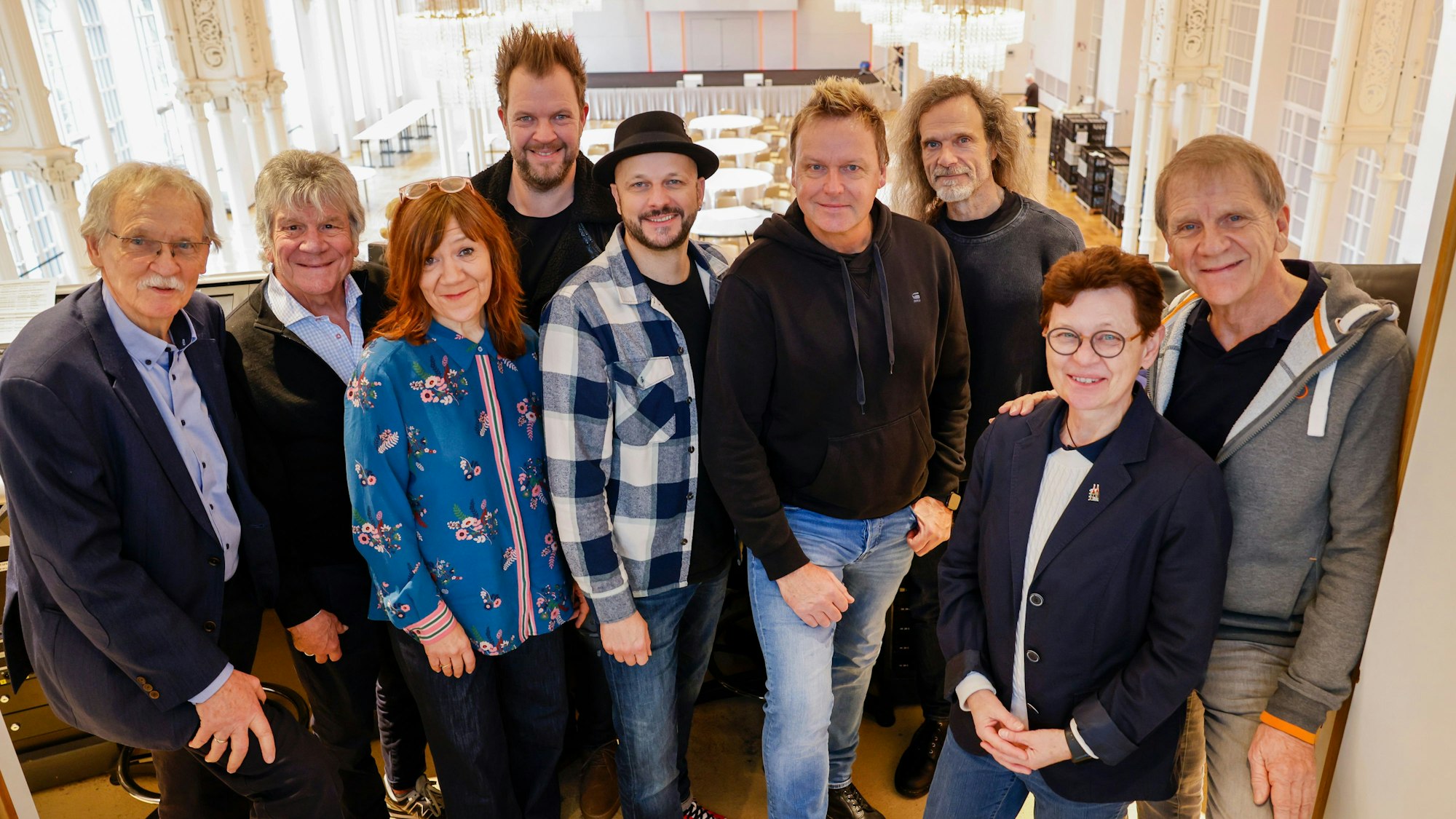 Der Mann im Hintergrund: Hans Knipp (2.v.r) mit den Bläck Fööss und Marie-Luise Nikuta