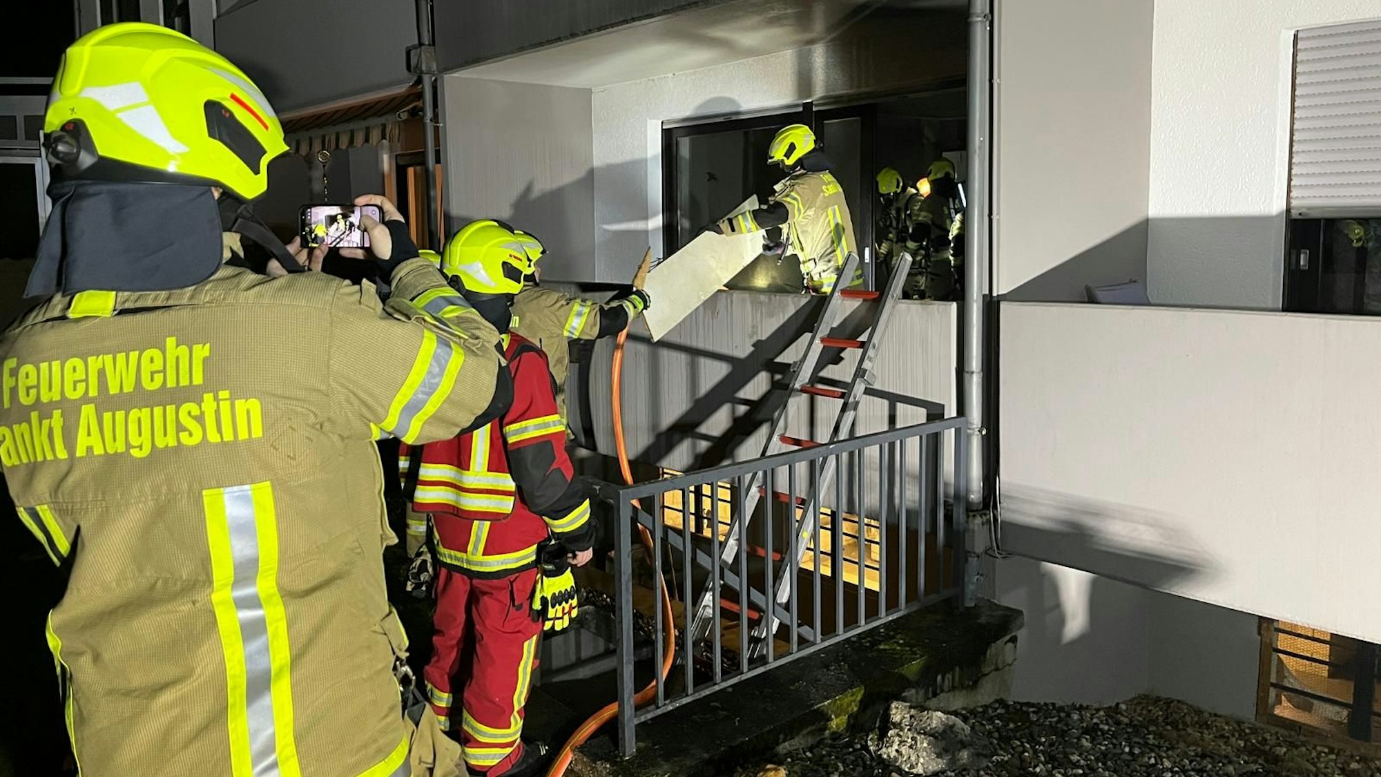 Ein 61 Jahre alter Mann ist am Freitagnachmittag beim Brand einer Wohnung in einem Acht-Parteien-Haus an der Friedrichstraße in Hangelar verletzt worden.