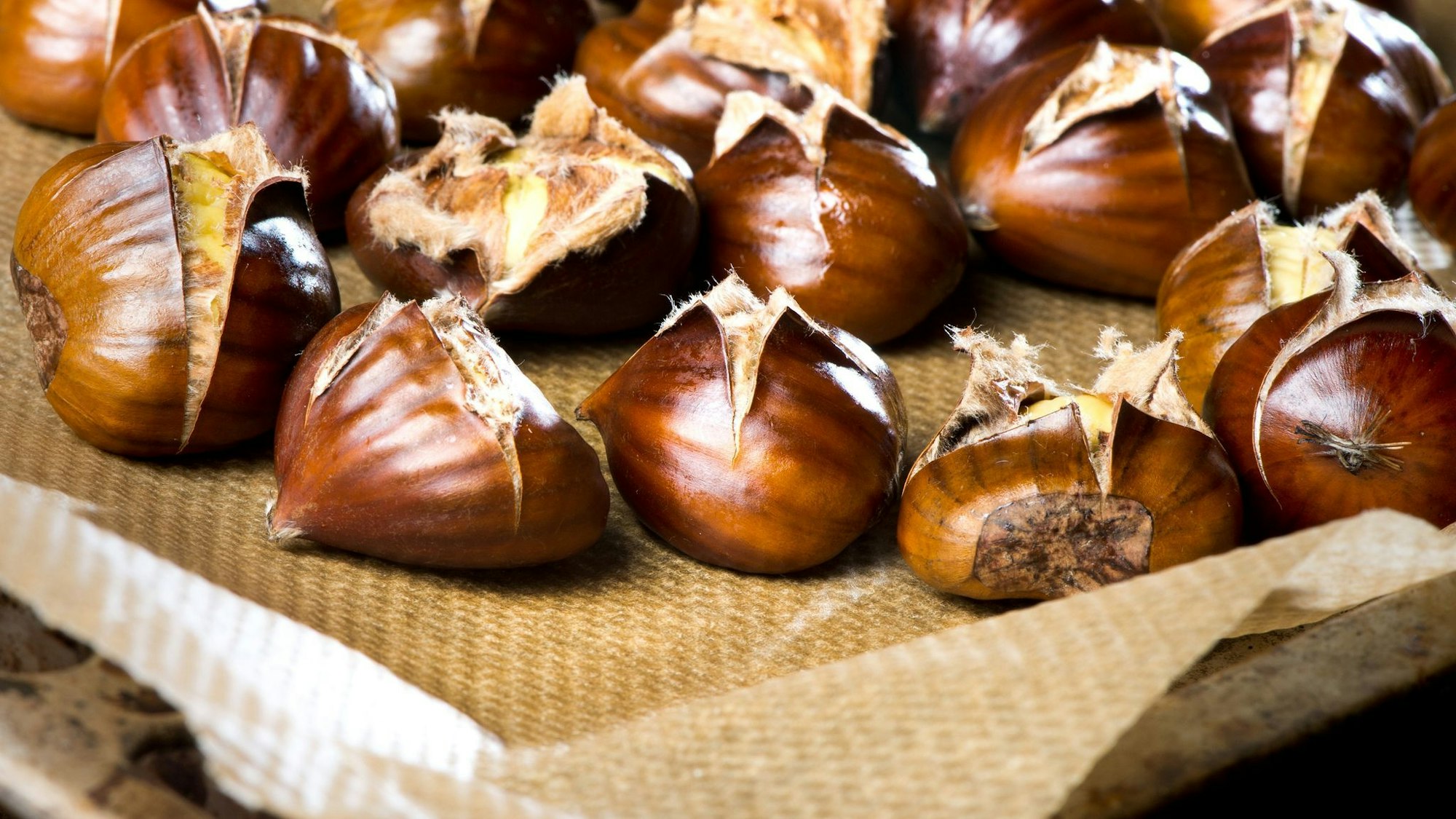 Im Backofen können Maronen selbst geröstet werden. Zuvor sollten sie mit einem scharfen Messer über Kreuz eingeschnitten werden.