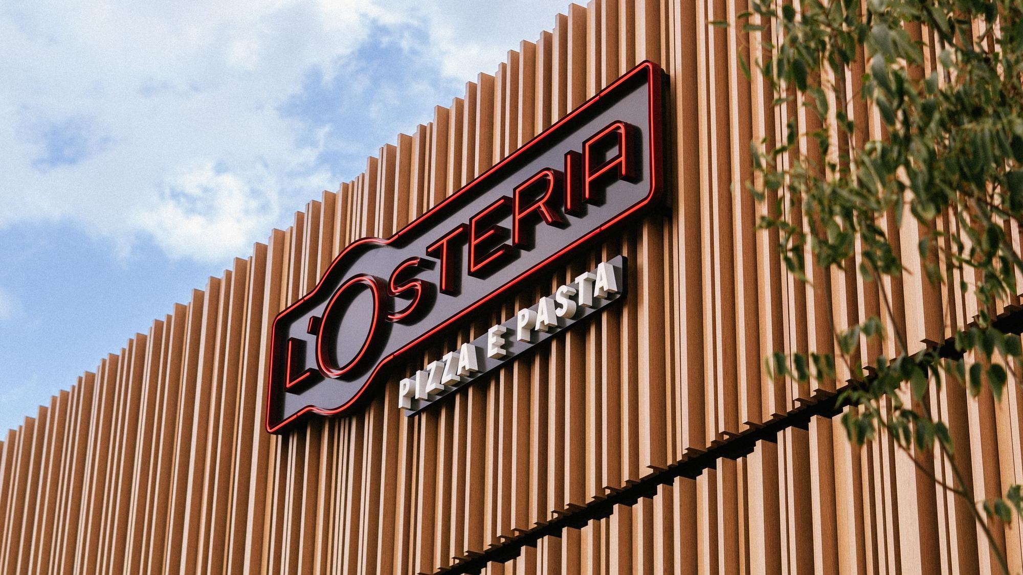 Das Foto zeigt den Schriftzug L’Osteria „Pizza e Pasta“ auf einer Hausfassade.