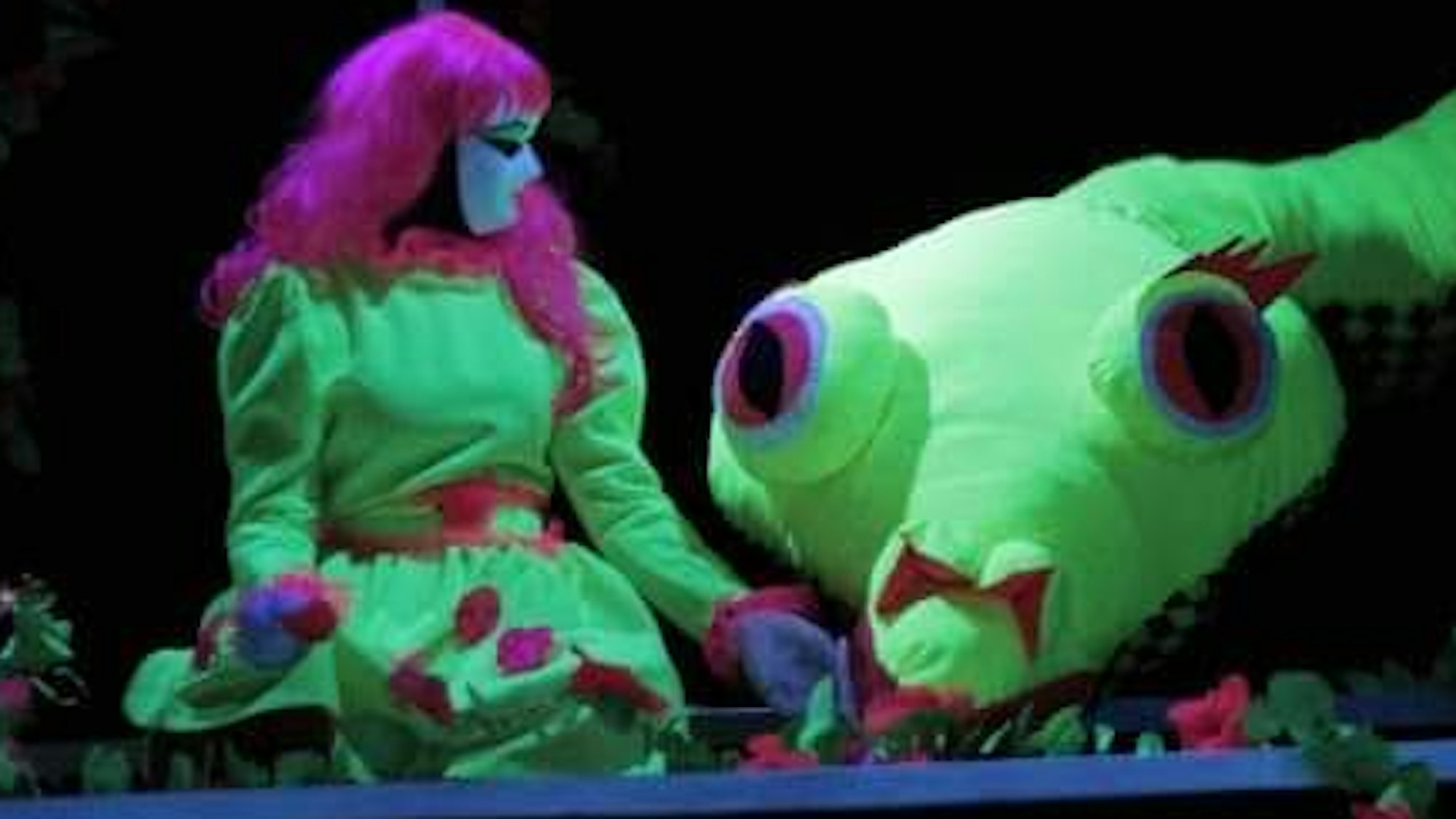 Eine Szene aus dem „Ein Licht in der Dunkelheit“, das sich das Morsbacher Ensemble „Blacklights“ für die Rückkehr auf die Bühne ausgesucht hatte.