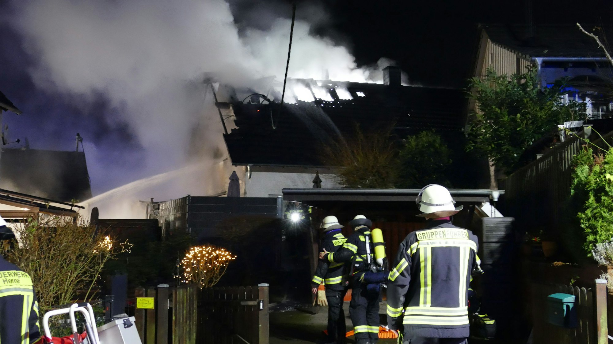 Der Dachstuhl des Hauses ist zerstört.