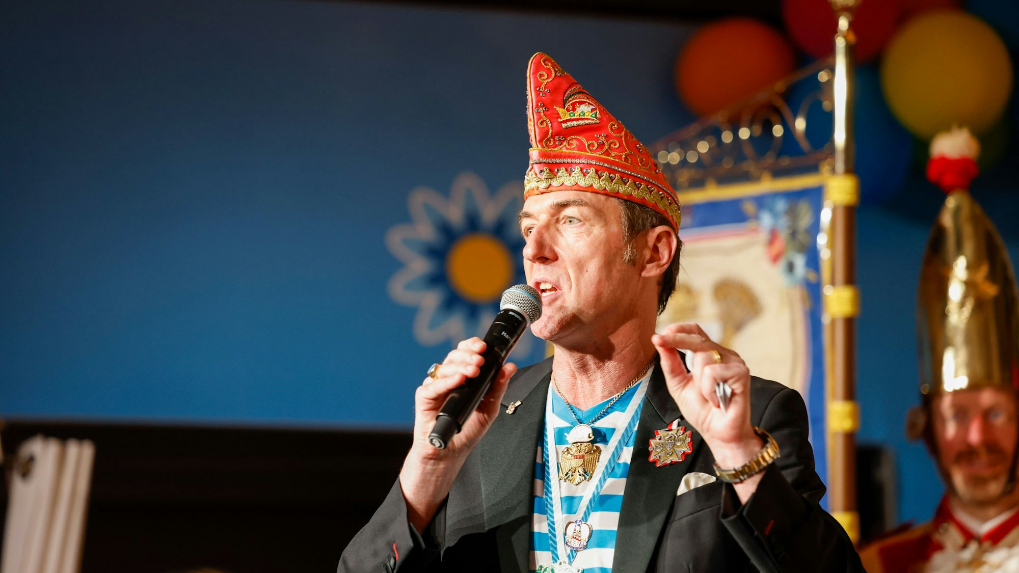 Sitzungspräsident im Einsatz: Walter F. Passmann bei Ärm en Ärm, der Benefizsitzung zugunsten der Rundschau-Altenhilfe