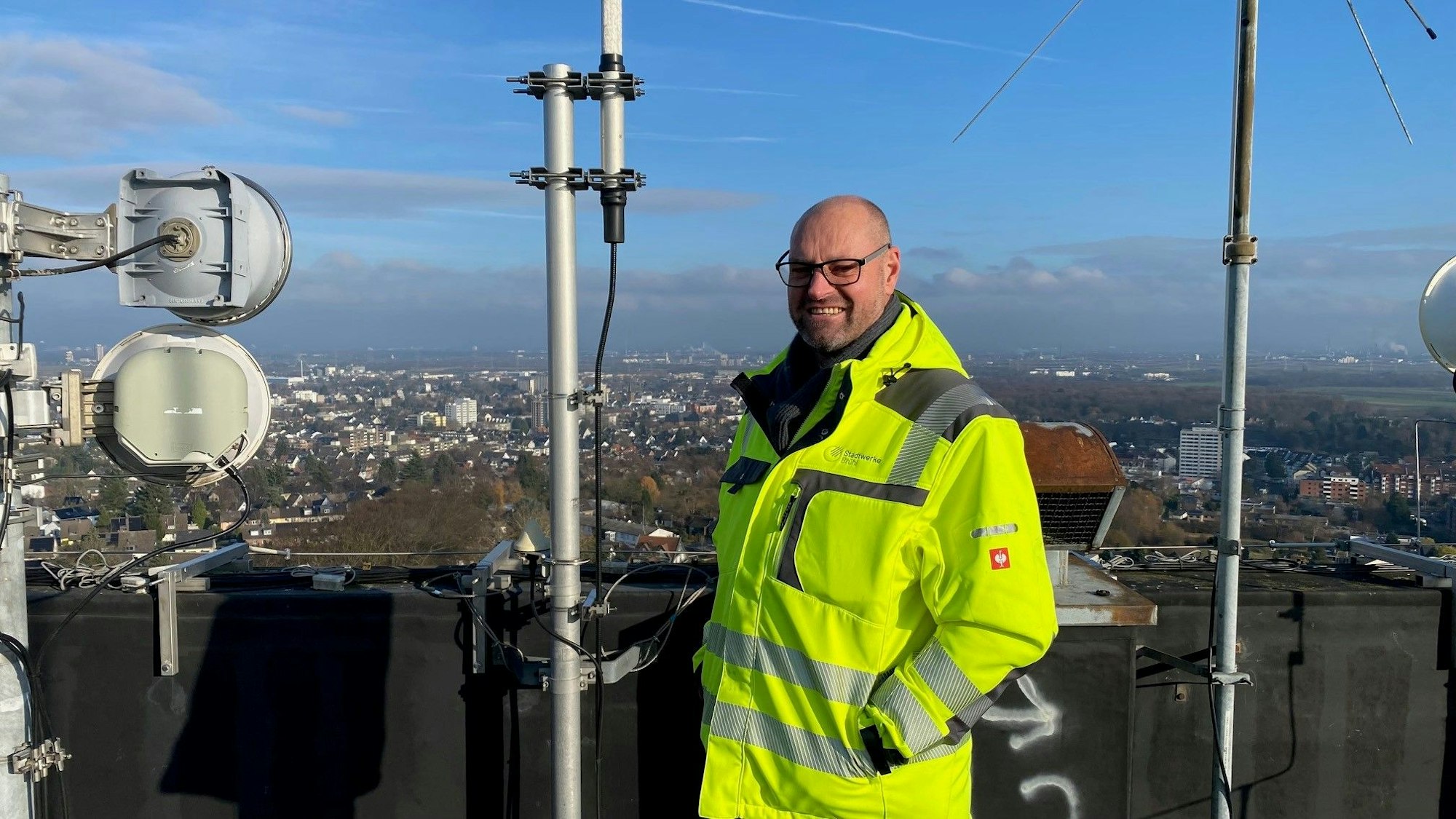 Zu sehen ist Eric König auf dem Dach des Wasserturms.