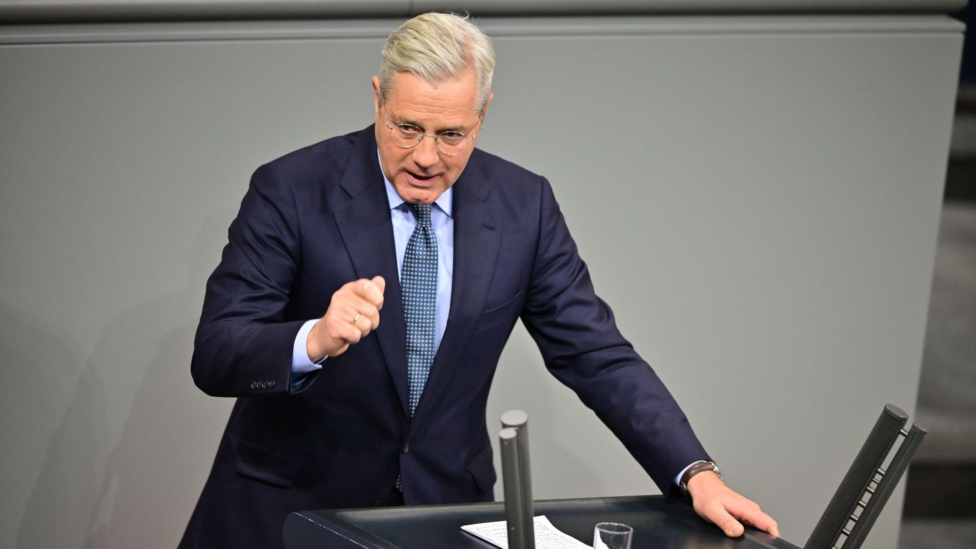 Norbert Röttgen (CDU) spricht in der Sitzung des Bundestags zur Modernisierung des Wehrdienstes.
