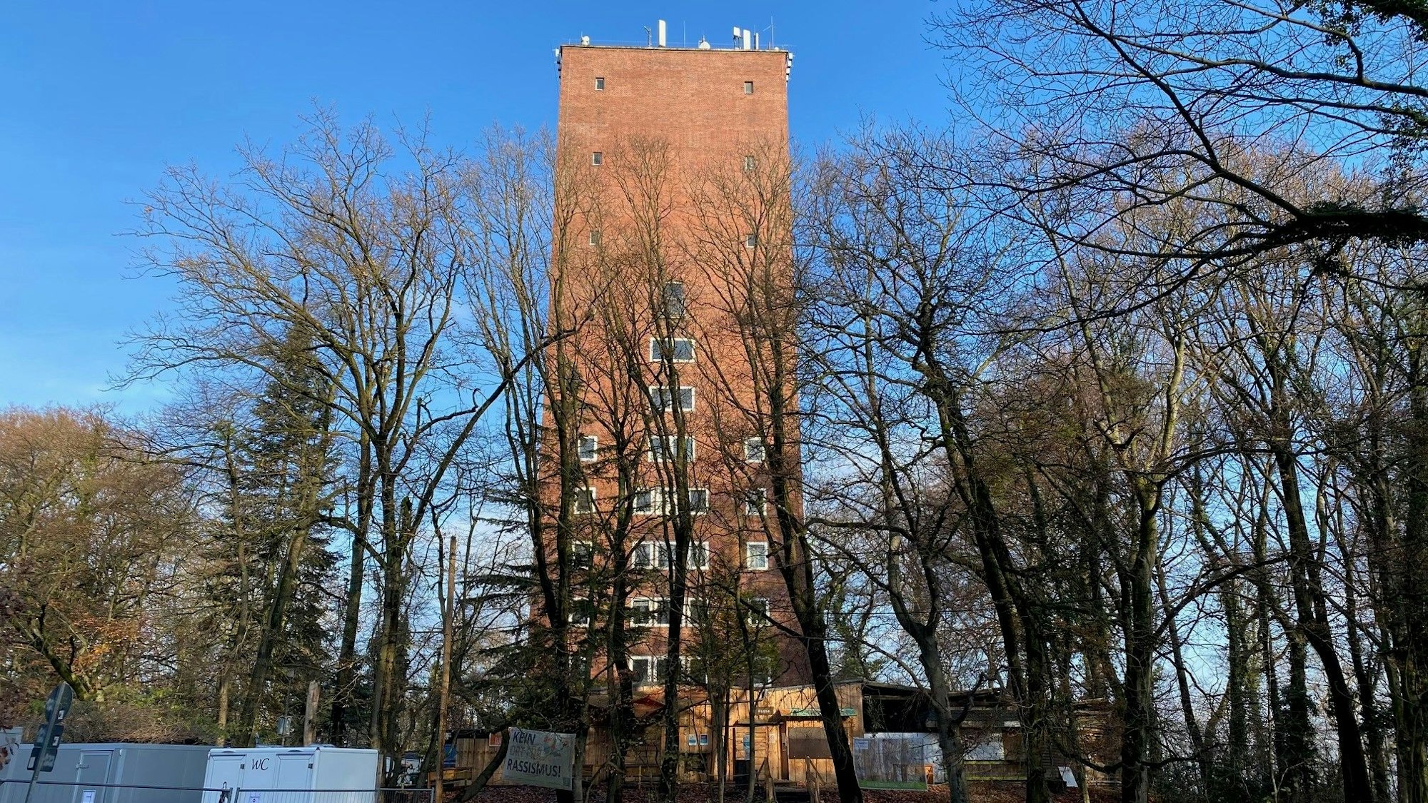 Zu sehen ist der Brühler Wasserturm.