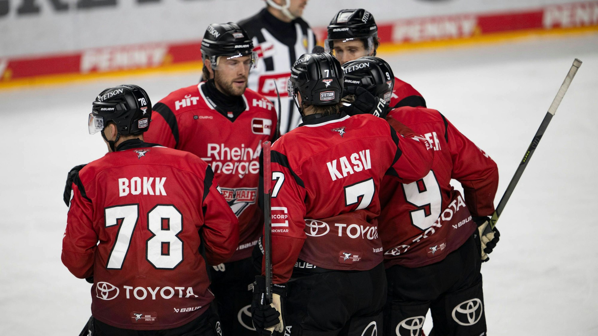 Es gab einiges zu feiern: Die Haie erzielten gegen Nürnberg sieben Treffer.